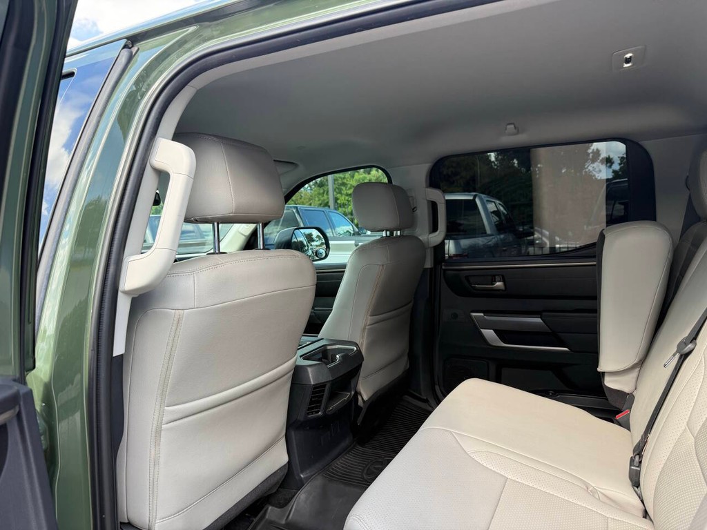Toyota Tundra 4WD Vehicle Full-screen Gallery Image 12