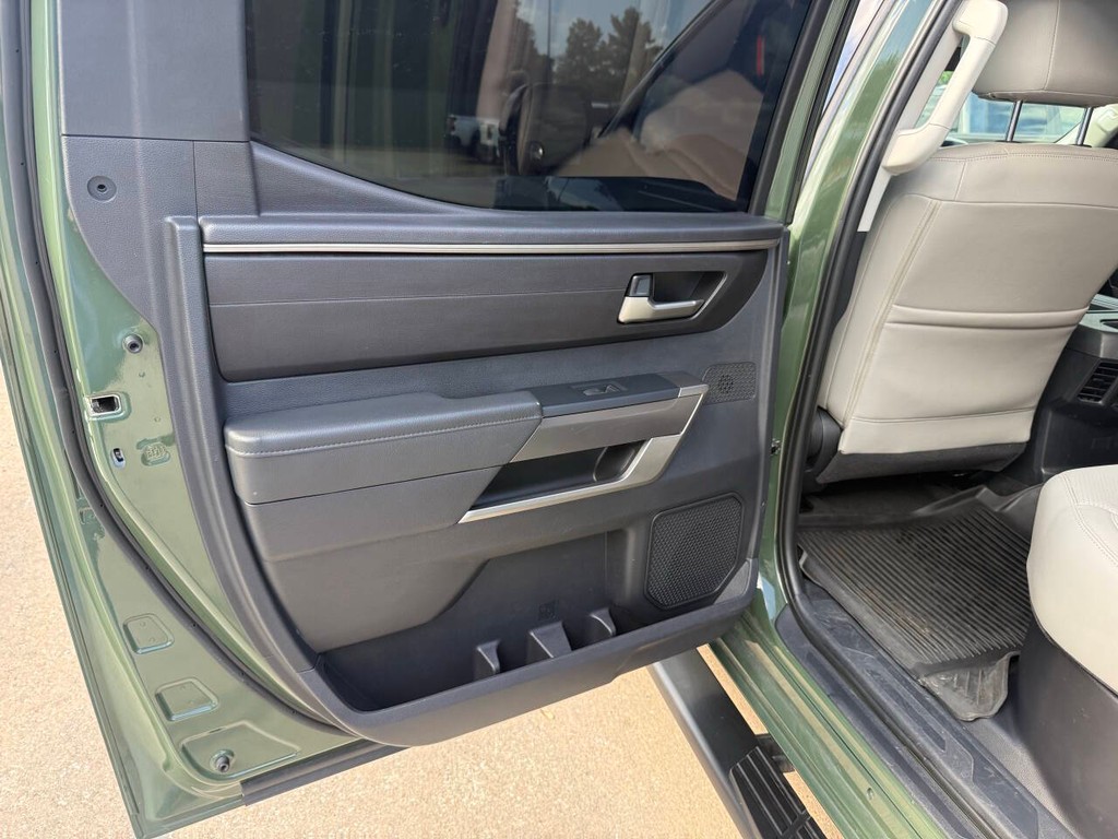 Toyota Tundra 4WD Vehicle Full-screen Gallery Image 14