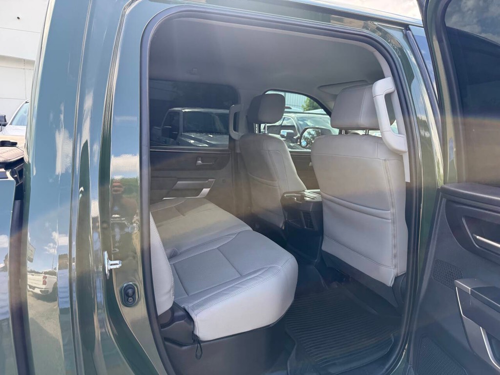 Toyota Tundra 4WD Vehicle Full-screen Gallery Image 15