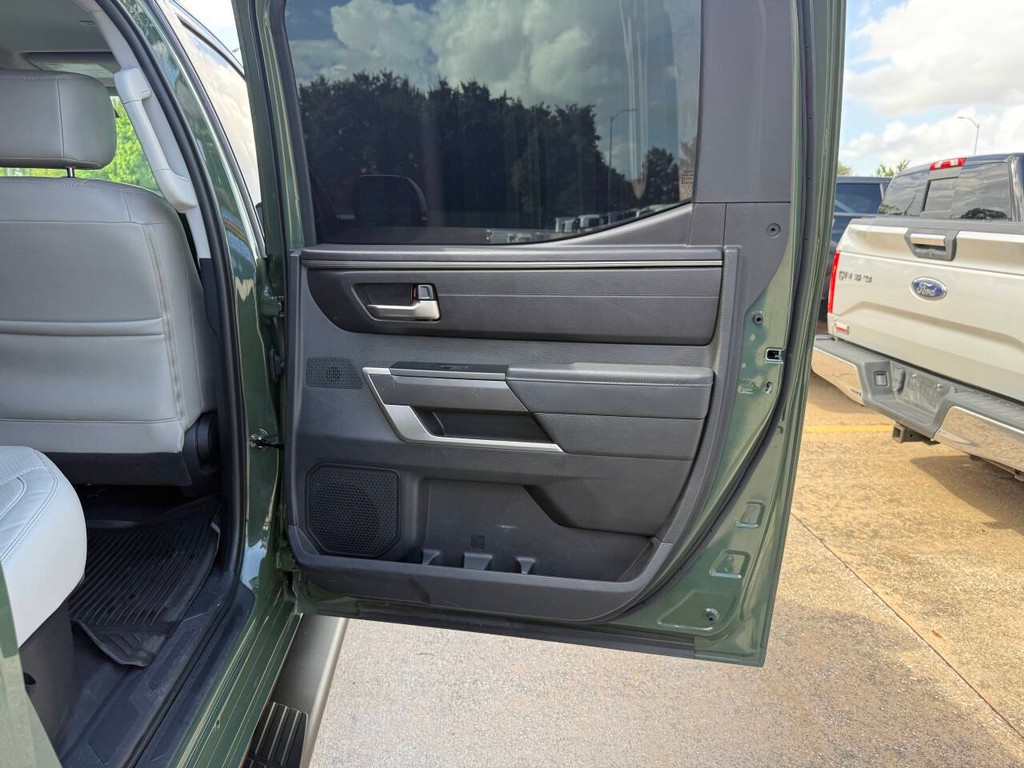 Toyota Tundra 4WD Vehicle Full-screen Gallery Image 16