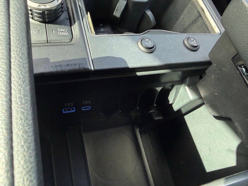 Toyota Tundra 4WD Vehicle Full-screen Gallery Image 30