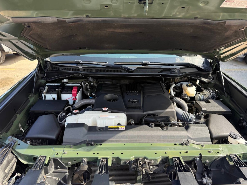 Toyota Tundra 4WD Vehicle Full-screen Gallery Image 35