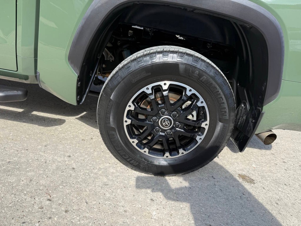 Toyota Tundra 4WD Vehicle Full-screen Gallery Image 36