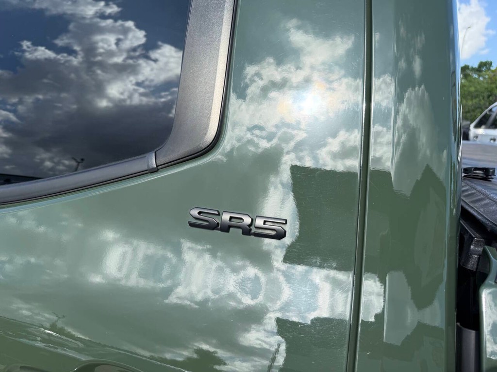 Toyota Tundra 4WD Vehicle Full-screen Gallery Image 37