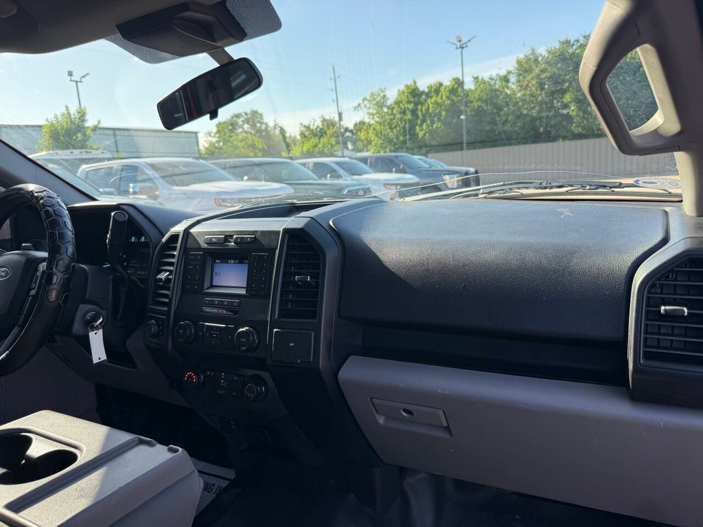 Ford F-150 Vehicle Full-screen Gallery Image 16