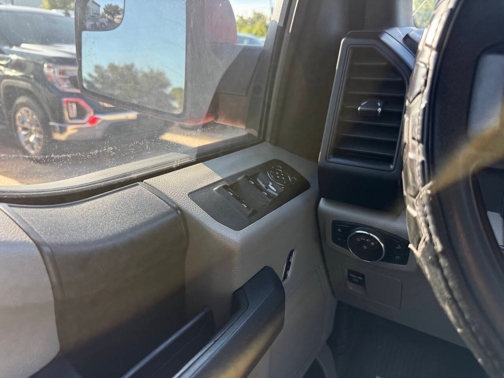 Ford F-150 Vehicle Full-screen Gallery Image 26
