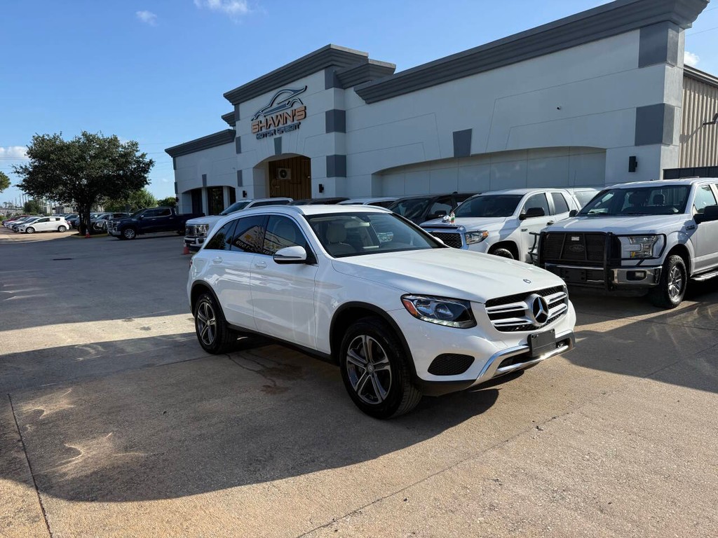 Mercedes-Benz GLC Vehicle Full-screen Gallery Image 02