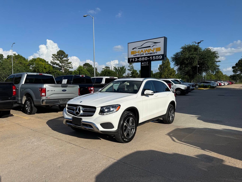 Mercedes-Benz GLC Vehicle Full-screen Gallery Image 03