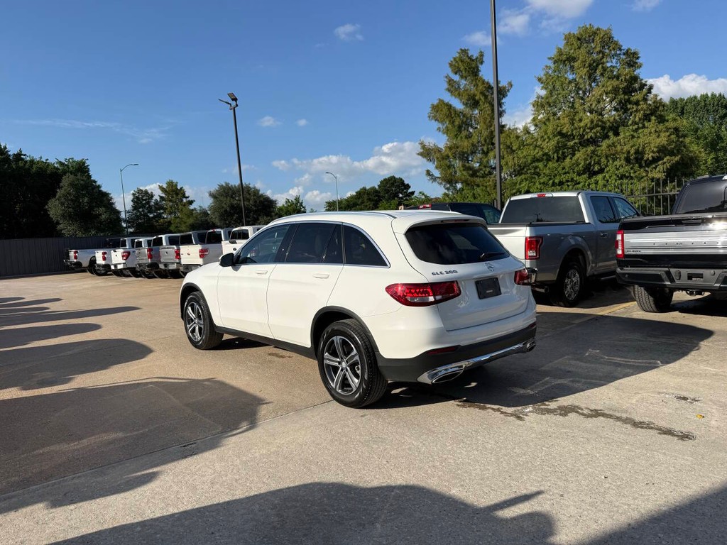 Mercedes-Benz GLC Vehicle Full-screen Gallery Image 04