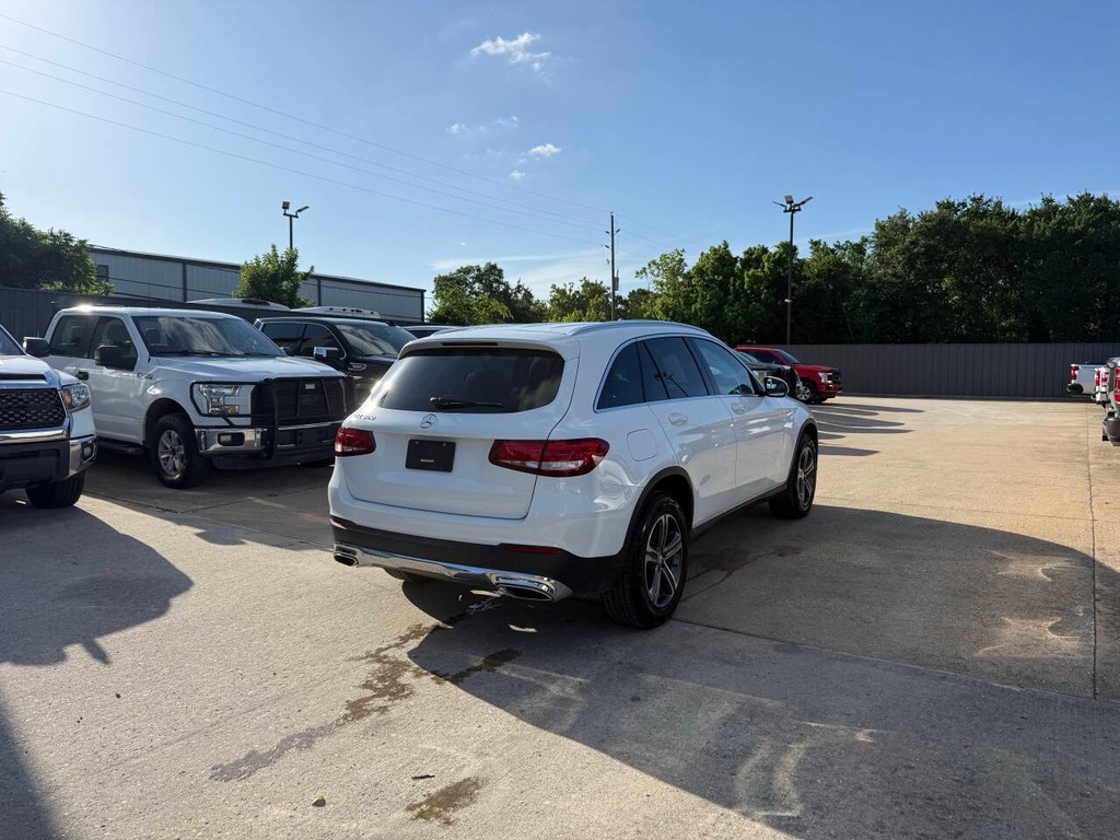 Mercedes-Benz GLC Vehicle Full-screen Gallery Image 05