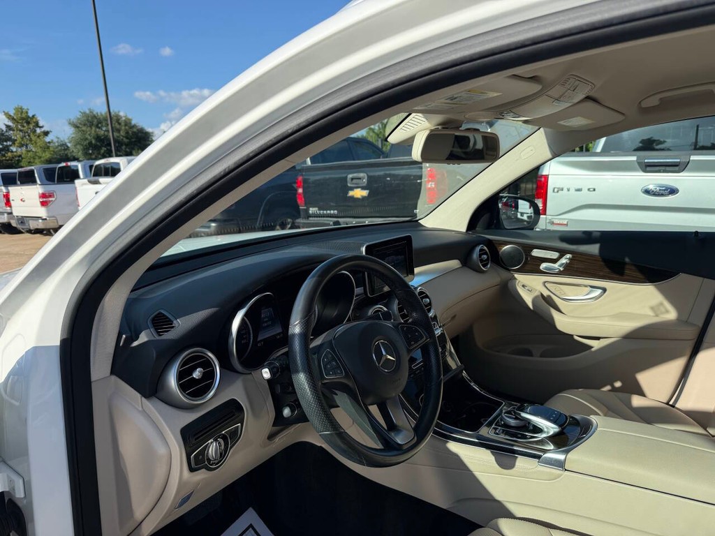Mercedes-Benz GLC Vehicle Full-screen Gallery Image 06