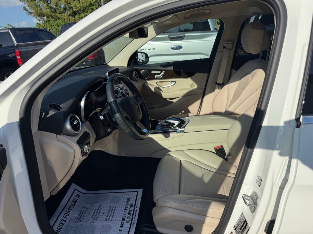 Mercedes-Benz GLC Vehicle Full-screen Gallery Image 07