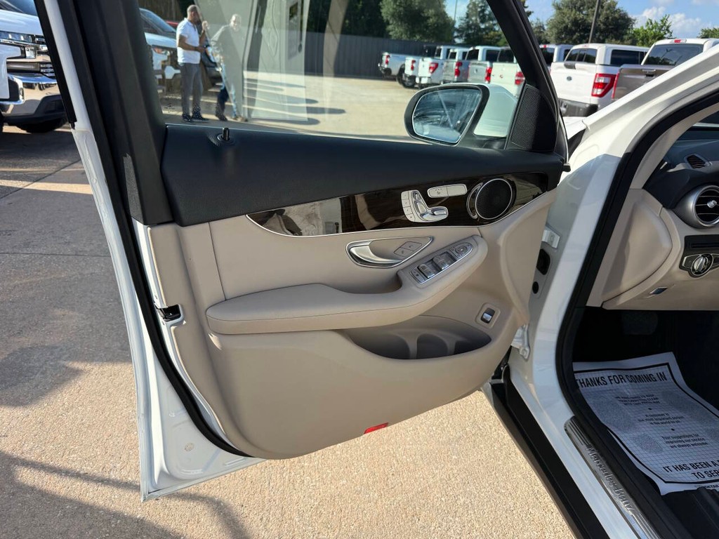 Mercedes-Benz GLC Vehicle Full-screen Gallery Image 08