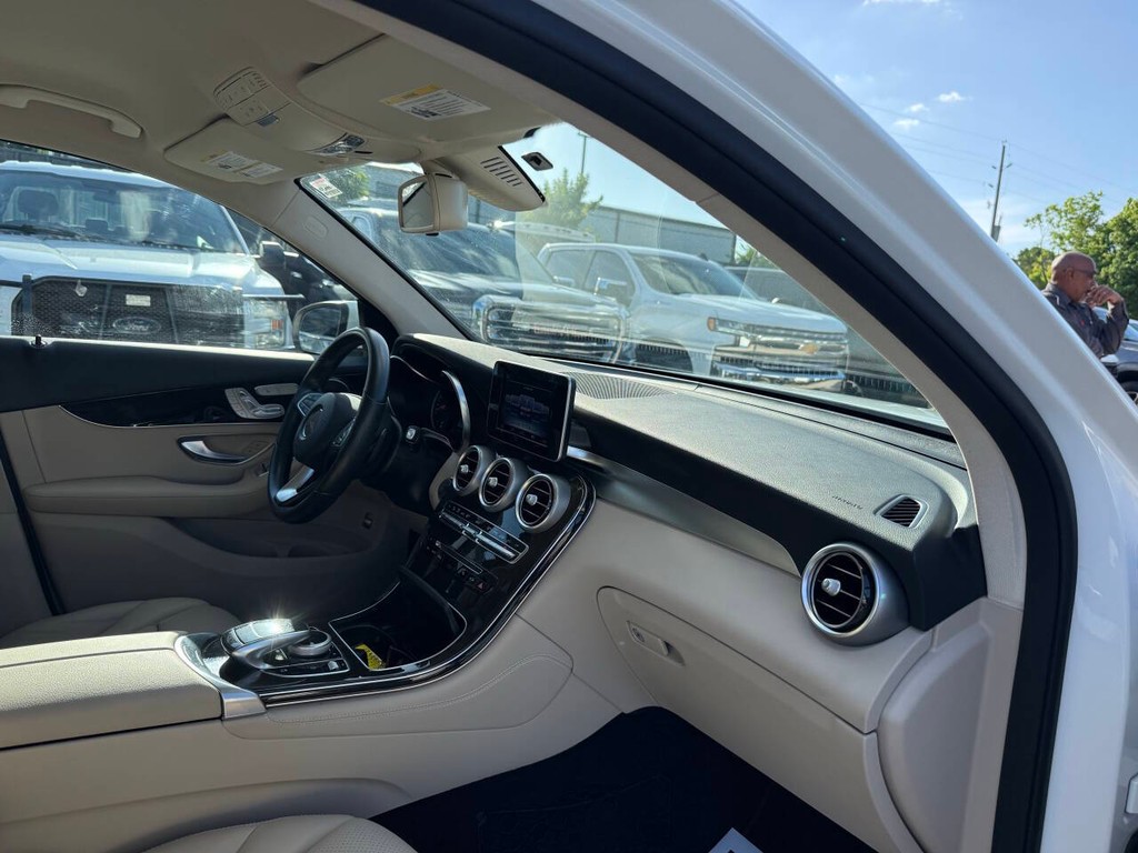 Mercedes-Benz GLC Vehicle Full-screen Gallery Image 09