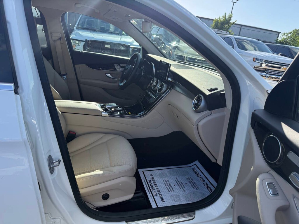 Mercedes-Benz GLC Vehicle Full-screen Gallery Image 10