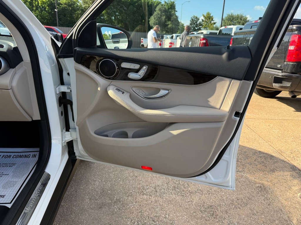 Mercedes-Benz GLC Vehicle Full-screen Gallery Image 11