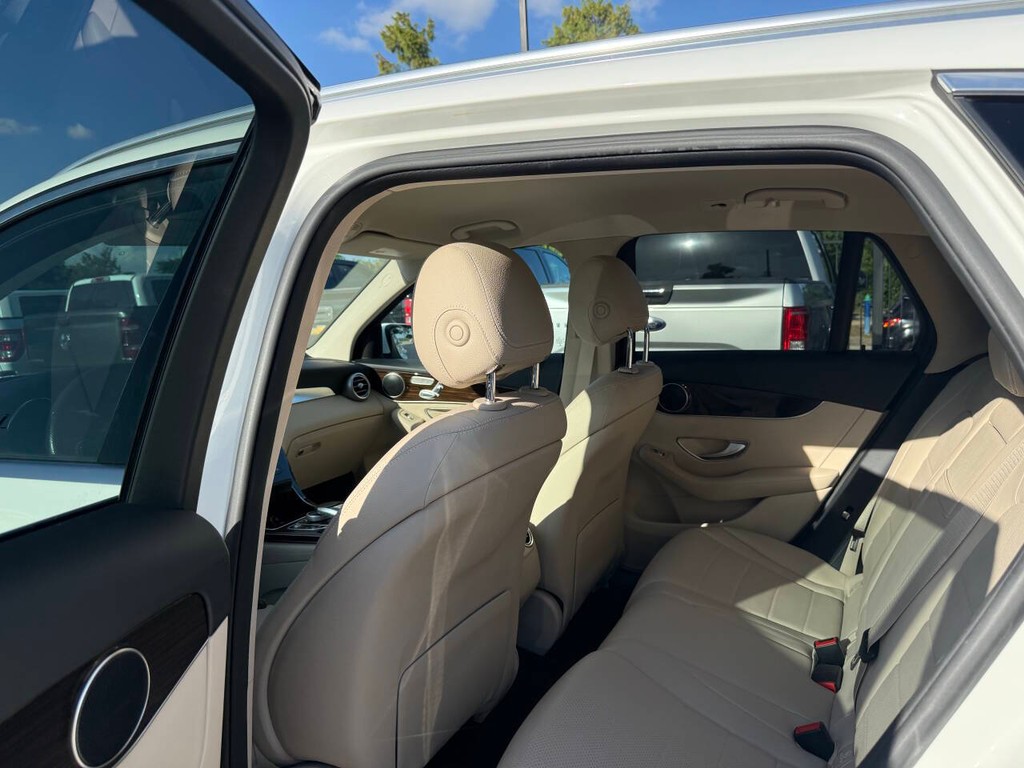 Mercedes-Benz GLC Vehicle Full-screen Gallery Image 12