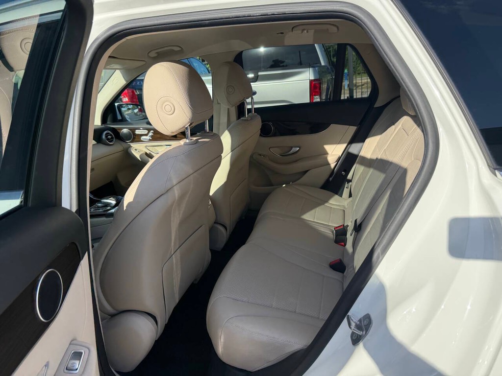 Mercedes-Benz GLC Vehicle Full-screen Gallery Image 13