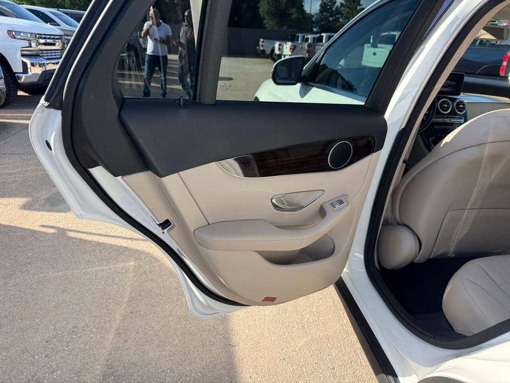 Mercedes-Benz GLC Vehicle Full-screen Gallery Image 14