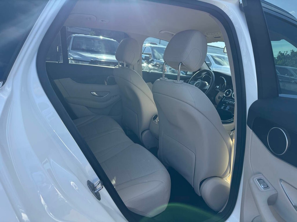 Mercedes-Benz GLC Vehicle Full-screen Gallery Image 15