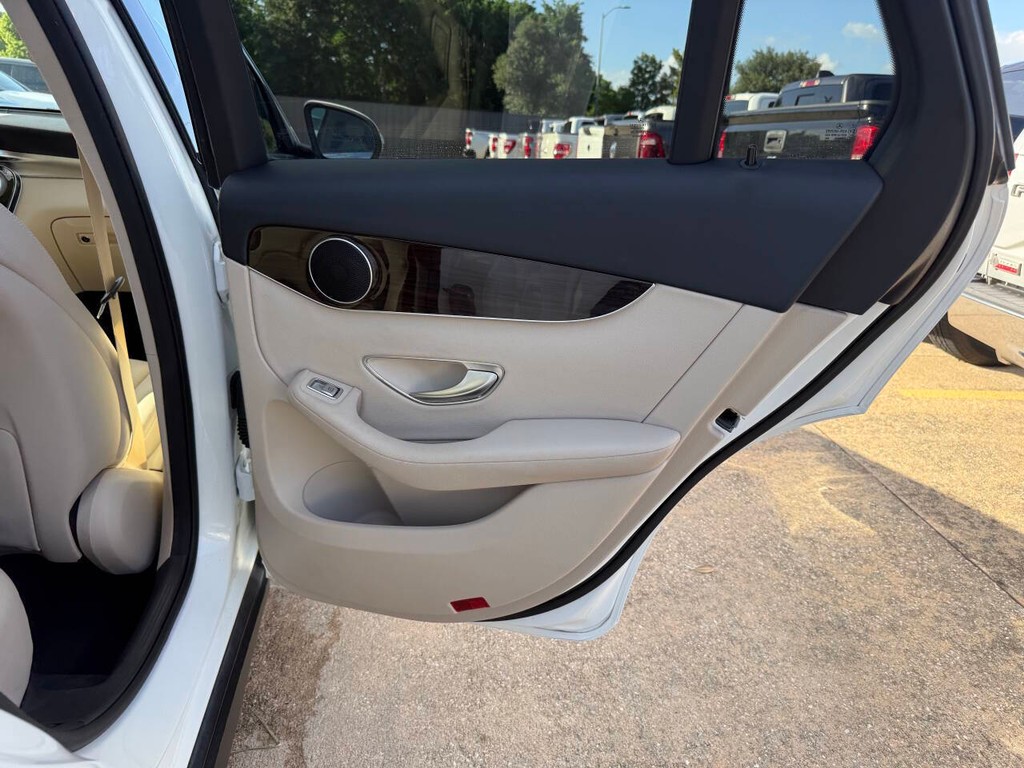 Mercedes-Benz GLC Vehicle Full-screen Gallery Image 16