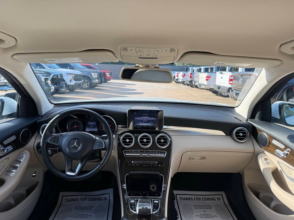 Mercedes-Benz GLC Vehicle Full-screen Gallery Image 17