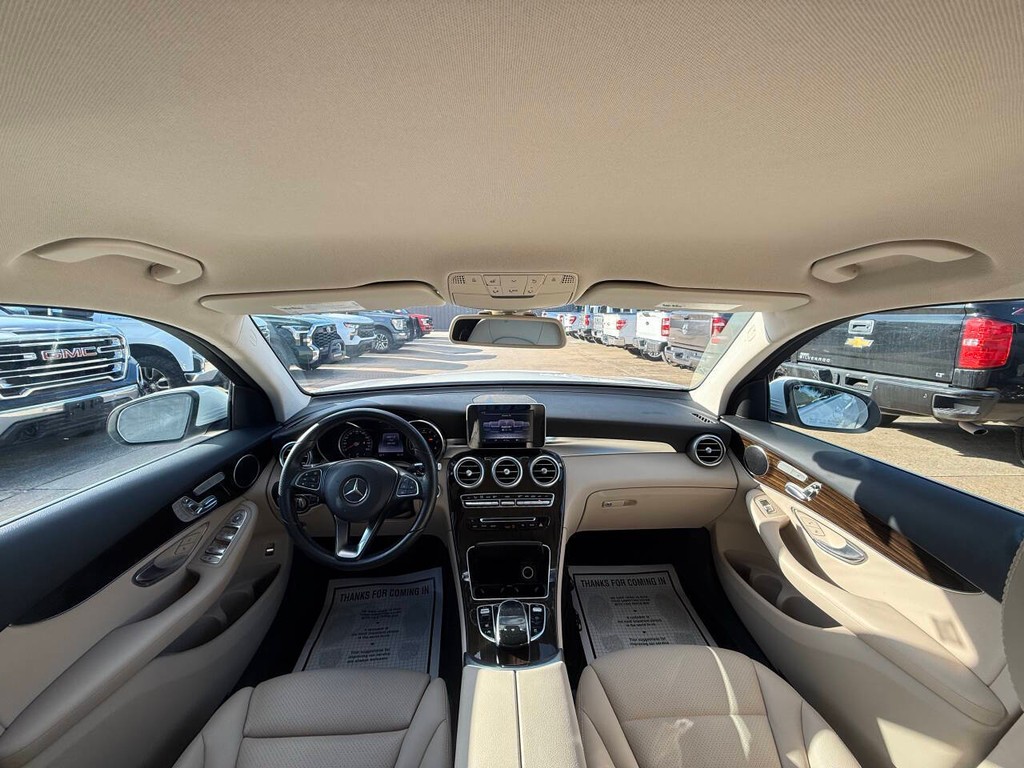 Mercedes-Benz GLC Vehicle Full-screen Gallery Image 18