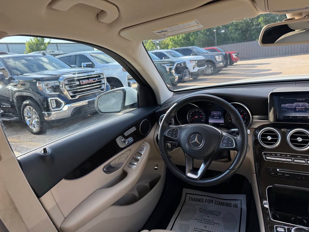 Mercedes-Benz GLC Vehicle Full-screen Gallery Image 19