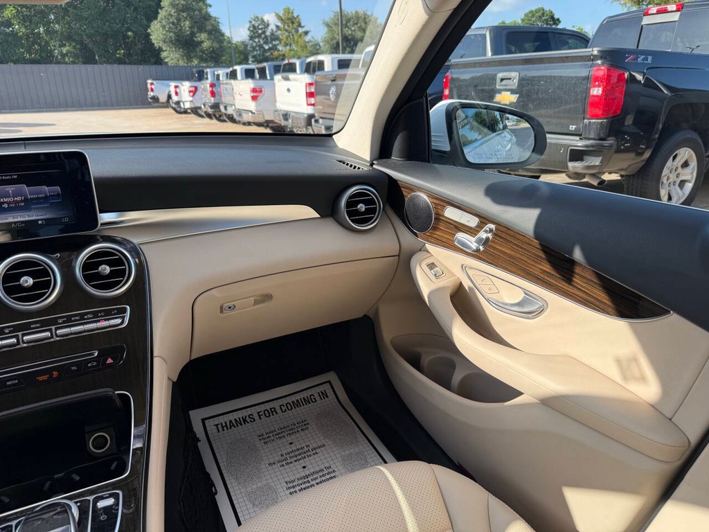 Mercedes-Benz GLC Vehicle Full-screen Gallery Image 20