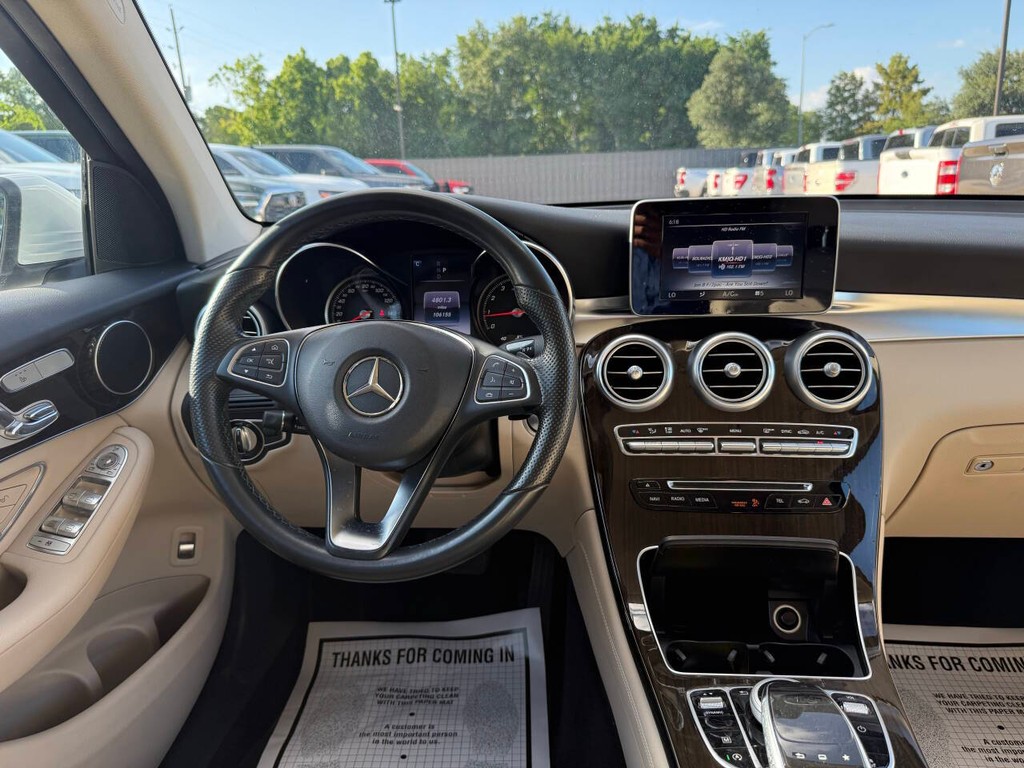 Mercedes-Benz GLC Vehicle Full-screen Gallery Image 21
