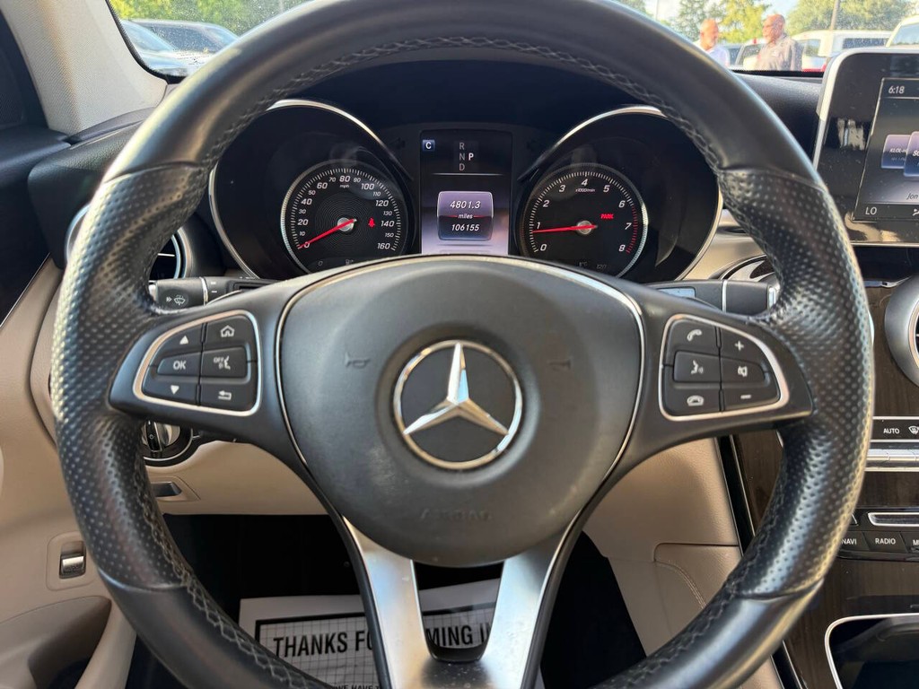 Mercedes-Benz GLC Vehicle Full-screen Gallery Image 23