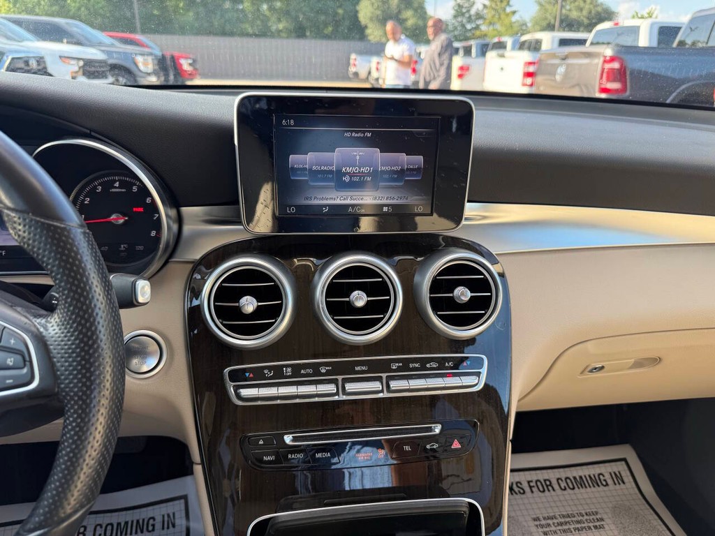 Mercedes-Benz GLC Vehicle Full-screen Gallery Image 24