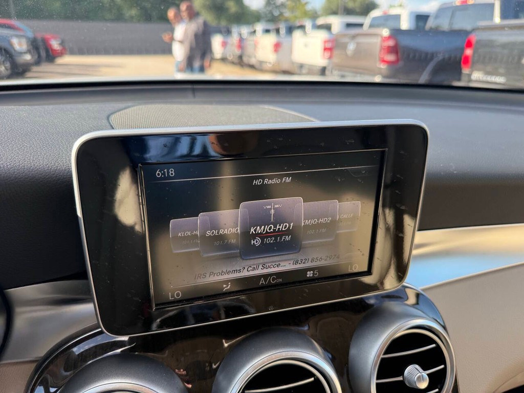 Mercedes-Benz GLC Vehicle Full-screen Gallery Image 25
