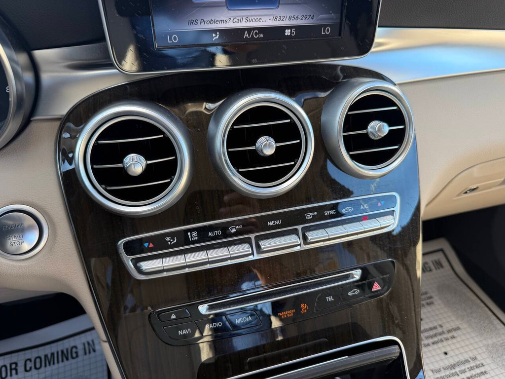 Mercedes-Benz GLC Vehicle Full-screen Gallery Image 27
