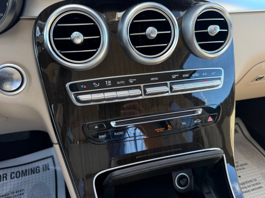 Mercedes-Benz GLC Vehicle Full-screen Gallery Image 28