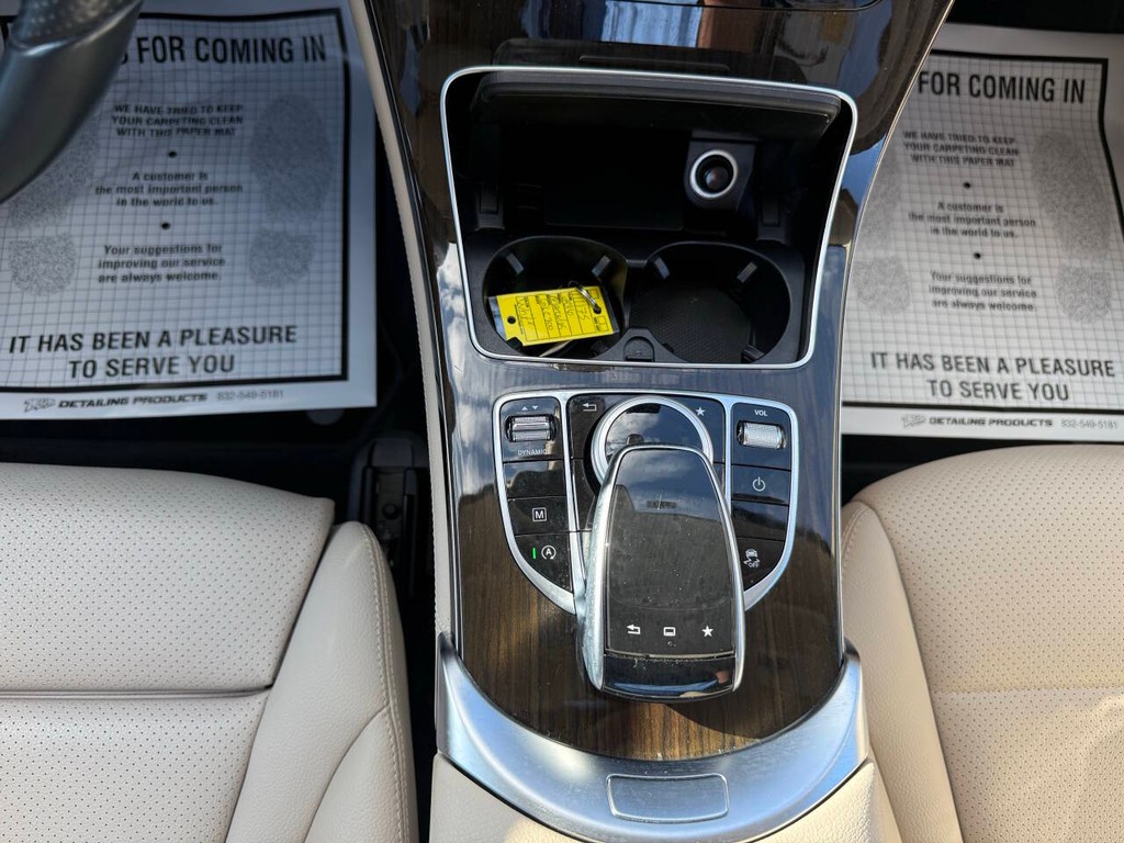 Mercedes-Benz GLC Vehicle Full-screen Gallery Image 29