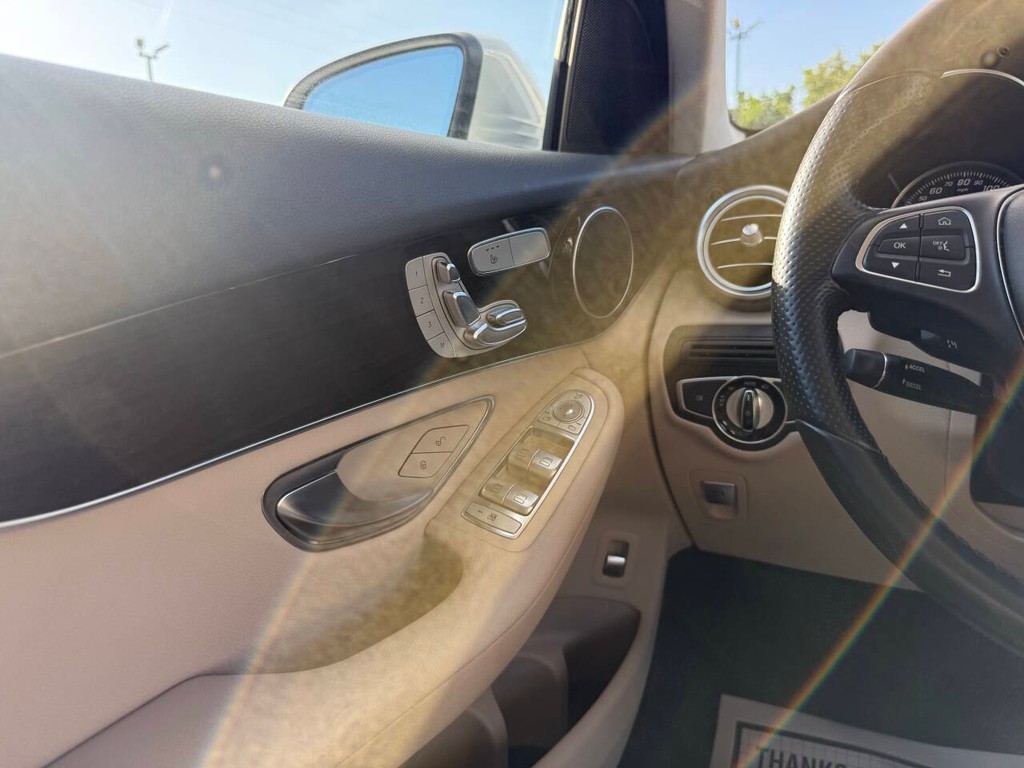 Mercedes-Benz GLC Vehicle Full-screen Gallery Image 30