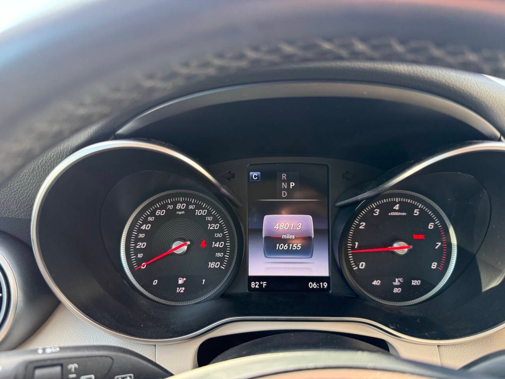 Mercedes-Benz GLC Vehicle Full-screen Gallery Image 31