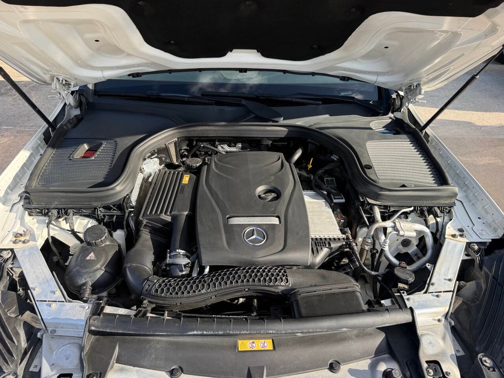 Mercedes-Benz GLC Vehicle Full-screen Gallery Image 34