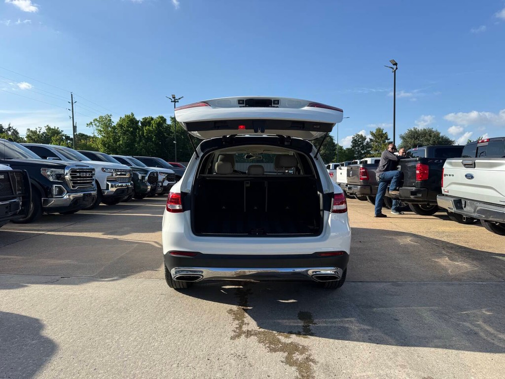 Mercedes-Benz GLC Vehicle Full-screen Gallery Image 36