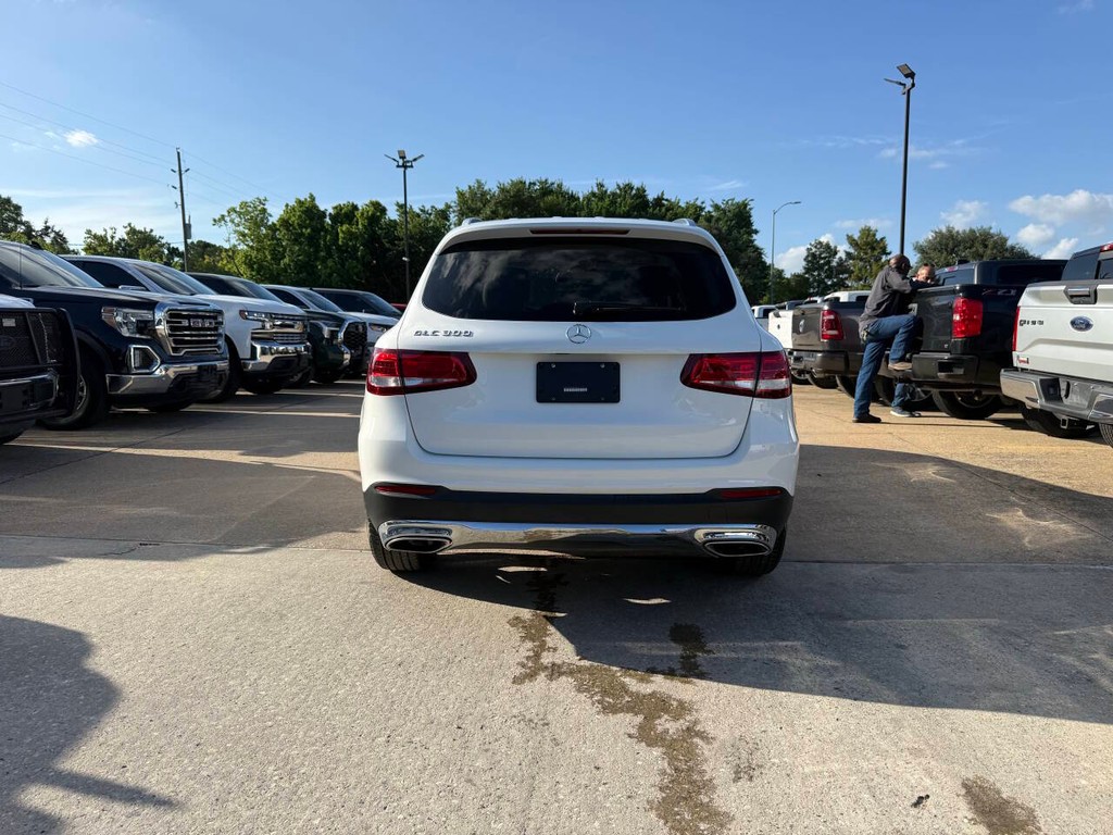 Mercedes-Benz GLC Vehicle Full-screen Gallery Image 38