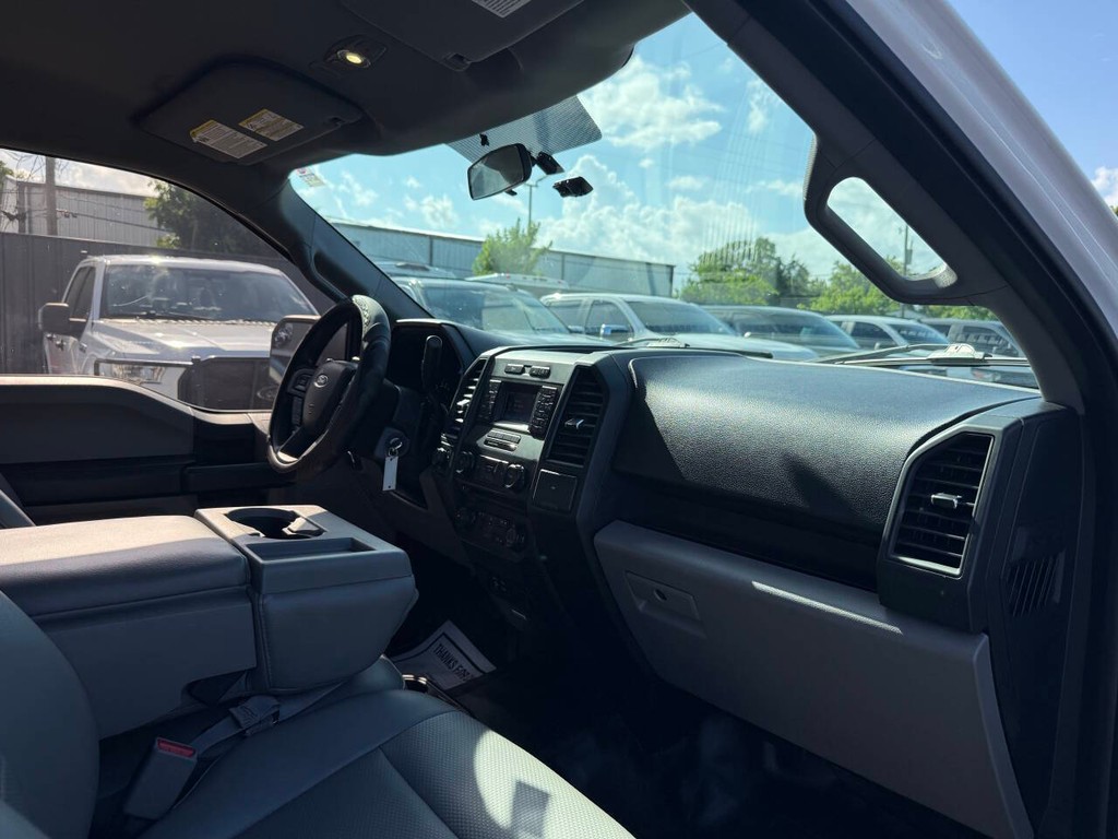Ford F-150 Vehicle Full-screen Gallery Image 09