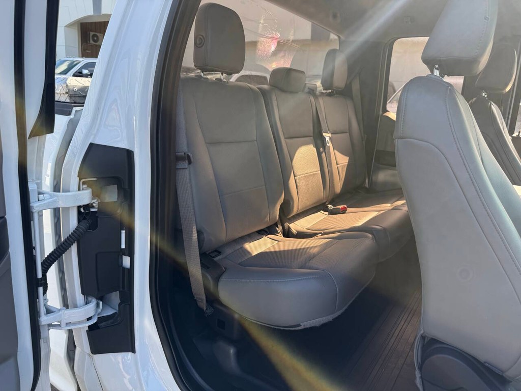 Ford F-150 Vehicle Full-screen Gallery Image 14