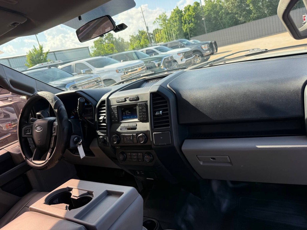 Ford F-150 Vehicle Full-screen Gallery Image 16