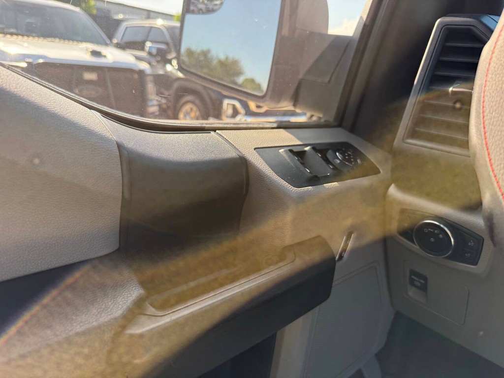 Ford F-150 Vehicle Full-screen Gallery Image 25