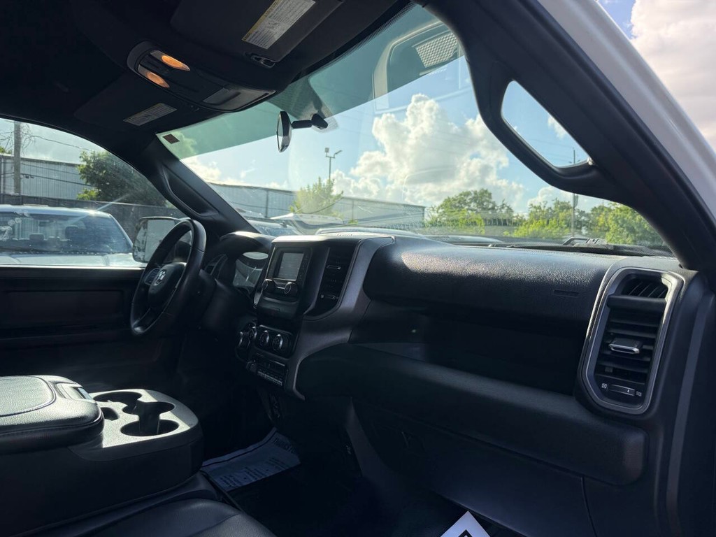 Ram 2500 Vehicle Full-screen Gallery Image 09