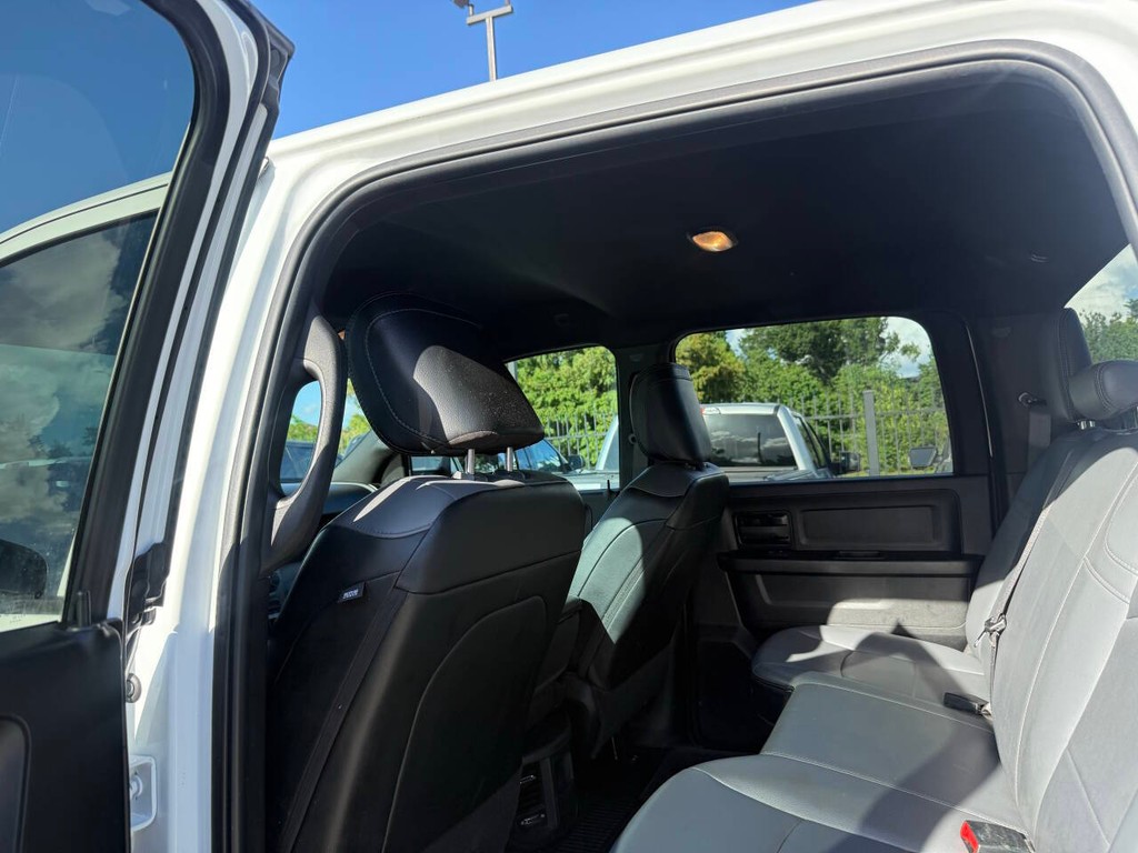 Ram 2500 Vehicle Full-screen Gallery Image 12