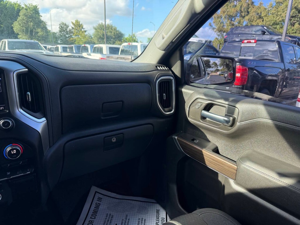Chevrolet Silverado 1500 Vehicle Full-screen Gallery Image 18