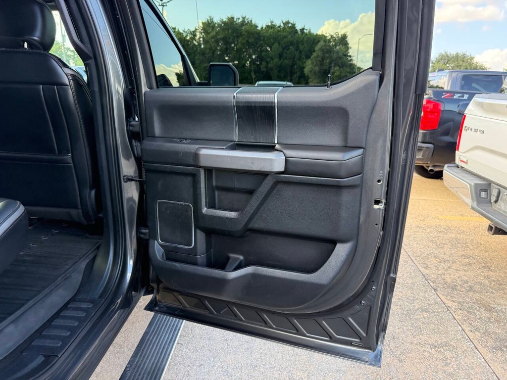 Ford F-150 Vehicle Full-screen Gallery Image 16