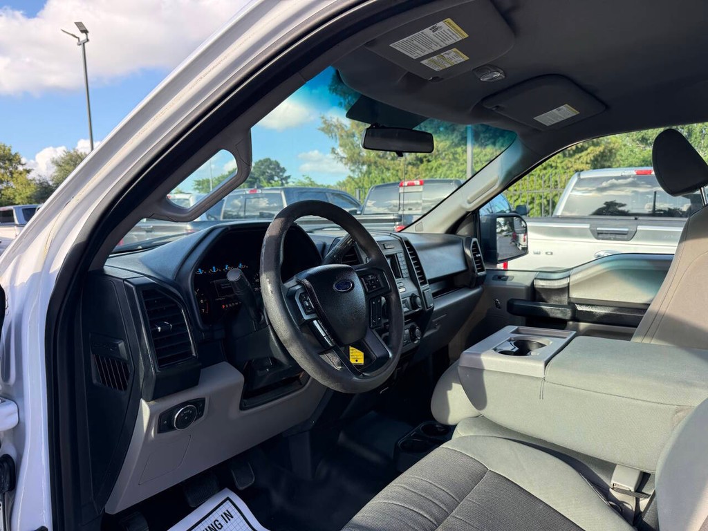 Ford F-150 Vehicle Full-screen Gallery Image 06
